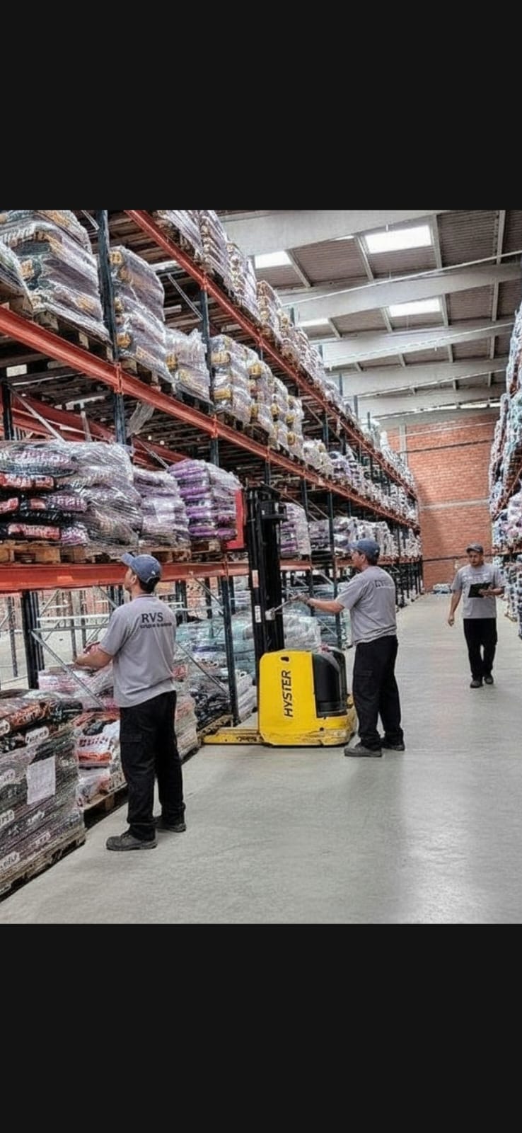 Operação com empilhadeira e apoio de ajudantes